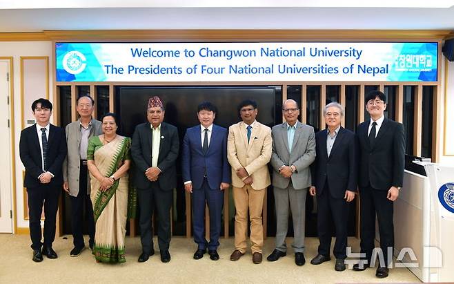 [창원=뉴시스]국립창원대학교 박민원(왼쪽서 다섯 번째) 총장이 지난 21일 대학본부에서 네팔 4개 국립대학교 총장단과 국제교류협력 강화 방안을 논의한 후 기념촬영하고 있다.(사진=국립창원대 제공) 2025.05.23. photo@newsis.com