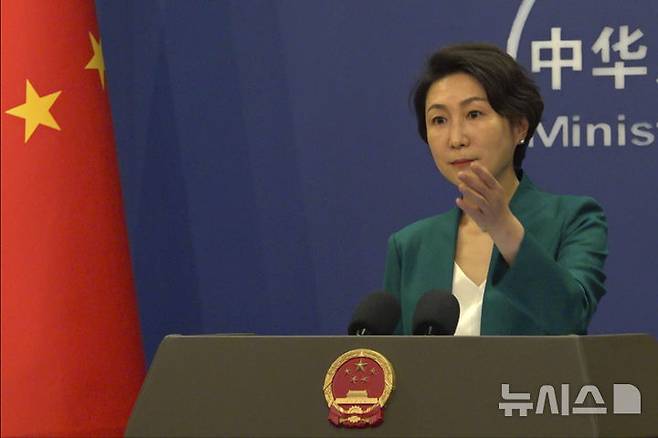 [베이징=AP/뉴시스]마오닝(毛寧) 중국 외교부 대변인이 23일 베이징에서 정례 브리핑을 하고 있다. 중국은 23일 트럼프 행정부의 하버드 유학생 금지 조치가 미국의 국제적 위상을 해칠 것이라면서, 홍콩의 과학기술대학은 이로 인한 불확실성을 이용해 이들 유학생들을 받아들일 것이라고 약속했다. 2025.05.23.
