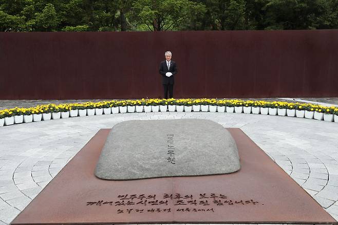 [창원=뉴시스]21일 박종훈 경남교육감이 김해 봉하마을 노무현 대통령 묘역을 찾아 참배하고 있다.(사진=경남교육청 제공) 2025.05.21.photo@newsis.com  *재판매 및 DB 금지