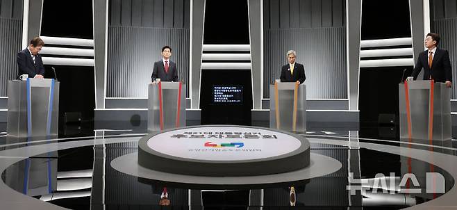 [서울=뉴시스] 국회사진기자단 = 23일 서울 영등포구 KBS본관 스튜디오에서 열린 중앙선거방송토론위원회 주관 제21대 대통령선거 2차 후보자 토론회 시작에 앞서 각 정당 대선후보들이 토론 준비를 하고 있다. 왼쪽부터 이재명 더불어민주당, 김문수 국민의힘, 권영국 민주노동당, 이준석 개혁신당 대선후보. 2025.05.23. photo@newsis.com