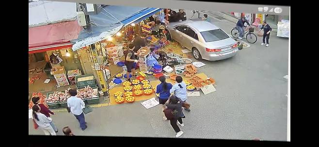 서울 강동구 복조리 시장 내 과일가게로 돌진하는 승용차