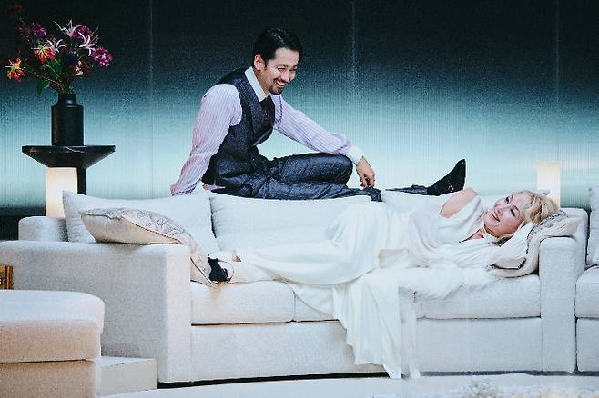 배우 이혜영이 주연으로 나선 헨리크 입센 원작 연극 '헤다 가블러' 공연 장면. 국립극단 제공