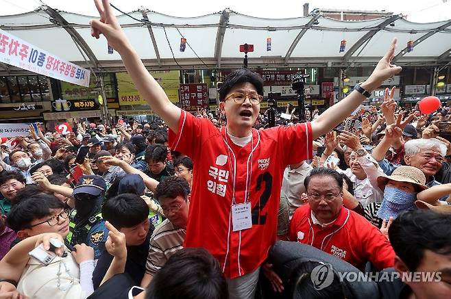 (대구=연합뉴스) 윤관식 기자 = 한동훈 전 국민의힘 대표가 전날 대구 중구 서문시장을 찾아 김문수 대선 후보의 지원 유세를 하고 있다. 2025.5.21 psik@yna.co.kr 연합뉴스