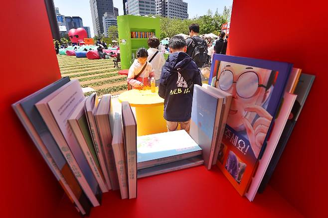 서울광장에 설치된 야외도서관 '책 읽는 서울광장'에서 시민들이 독서 및 휴식을 즐기고 있다. 연합뉴스