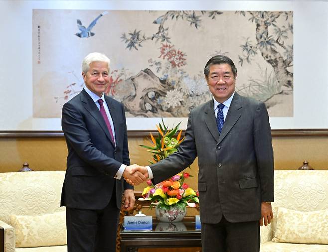 허리펑 中부총리(오른쪽), 다이먼 JP모건체이스 CEO. 연합뉴스