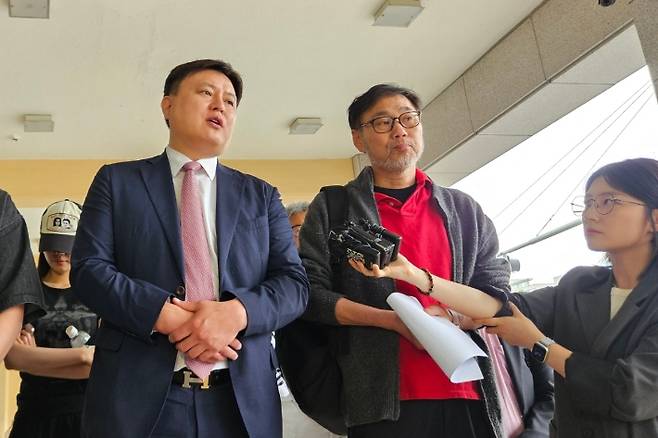 23일 오전 서울 중구 남대문경찰서 앞에서 서민민생대책위원회 김순환 사무총장(오른쪽)과 박주현 변호사가 고발인 조사에 앞서 기자회견을 열고 있다. 연합뉴스