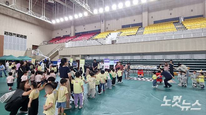 23일 광양시 성황스포츠센터에서 열린 '2025 안전체험 한마당'에서 유치원생들이 다양한 재난 대응 체험에 참여하고 있다. 박사라 기자