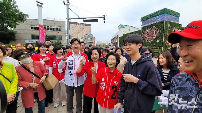 국민의힘 김문수 대선 후보의 부인인 설난영 여사가 23일 강원 강릉시 중앙시장을 방문해 지역구 의원인 권성동 공동선대위원장과 함께 시민, 상인들과 사진을 찍고 있다. 전영래 기자