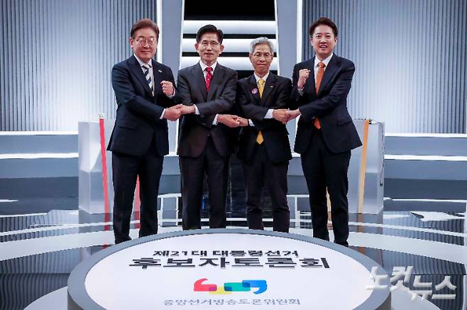 23일 서울 영등포구 여의도 KBS 스튜디오에서 열린 중앙선거방송토론위원회 주관 제21대 대통령선거 후보자 토론회에 앞서 더불어민주당 이재명(왼쪽부터), 국민의힘 김문수, 민주노동당 권영국, 개혁신당 이준석 대선후보가 기념촬영을 하고 있다. 국회사진기자단