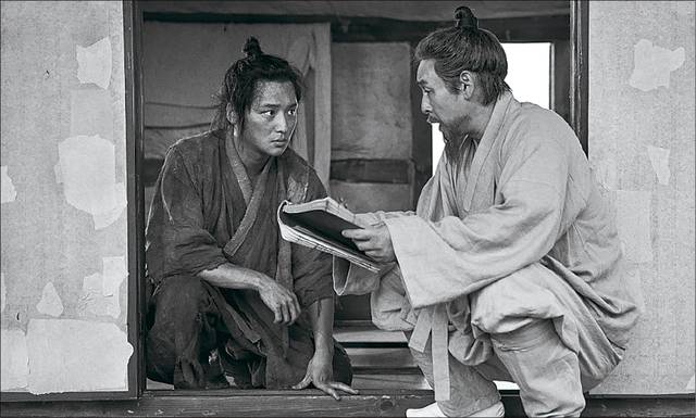 정약전은 청년 어부 창대에게 바다를 배우는 대신 글을 알려준다. 영화 ‘자산어보’ 스틸컷