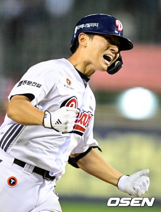 [OSEN=잠실, 조은정 기자]22일 오후 서울 잠실구장에서 2025 신한 SOL Bank KBO리그 두산 베어스와 SSG 랜더스의 경기가 열렸다.이날 두산은 홍민규를, SSG은 김광현을 선발로 내세웠다.8회말 2사 만루 두산 임종성이 역전 우월 그랜드 슬램을 때려낸 뒤 베이스를 돌고 있다. 2025.05.22 /cej@osen.co.kr