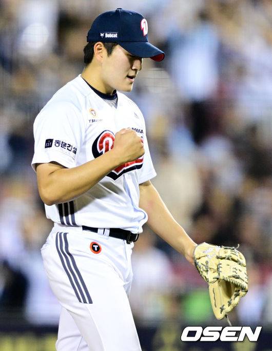 [OSEN=잠실, 조은정 기자]프로야구 두산 베어스가 8회 터진 만루홈런 한 방으로 길었던 5연패를 끊었다.&nbsp;두산은 22일 서울 잠실구장에서 열린 ‘2025 신한은행 SOL Bank KBO리그’ SSG 랜더스와의 경기에서 6-5로 승리하며 SSG의 시리즈 스윕을 저지했다. 두산은 이날 승리로 5연패에서 탈출했다.&nbsp;두산 김택연이 승리를 기뻐하고 있다. 2025.05.22 /cej@osen.co.kr