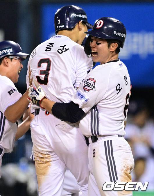 [OSEN=잠실, 조은정 기자]프로야구 두산 베어스가 8회 터진 만루홈런 한 방으로 길었던 5연패를 끊었다.&nbsp;두산은 22일 서울 잠실구장에서 열린 ‘2025 신한은행 SOL Bank KBO리그’ SSG 랜더스와의 경기에서 6-5로 승리하며 SSG의 시리즈 스윕을 저지했다. 두산은 이날 승리로 5연패에서 탈출했다.&nbsp;8회말 2사 만루 두산 임종성이 역전 우월 그랜드 슬램을 때려낸 뒤 오명진의 축하를 받고 있다. 2025.05.22 /cej@osen.co.kr
