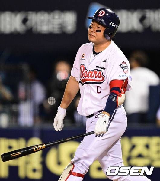 [OSEN=잠실, 조은정 기자]22일 오후 서울 잠실구장에서 2025 신한 SOL Bank KBO리그 두산 베어스와 SSG 랜더스의 경기가 열렸다.이날 두산은 홍민규를, SSG은 김광현을 선발로 내세웠다.6회말 1사 1루 두산 양의지가 삼진으로 물러나며 아쉬워하고 있다. 2025.05.22 /cej@osen.co.kr