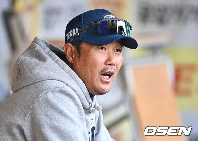 [OSEN=대구, 이석우 기자] 25일 대구삼성라이온즈파크에서 2025 신한 SOL 뱅크 KBO 리그 삼성 라이온즈와 NC 다이노스의 경기가 열린다. 홈팀 삼성은 최원태가, 방문팀 NC는 최성영이 선발 출전한다. NC 다이노스 이호준 감독이 선수들의 훈련을 지켜보고 있다. 2025.03.25 /