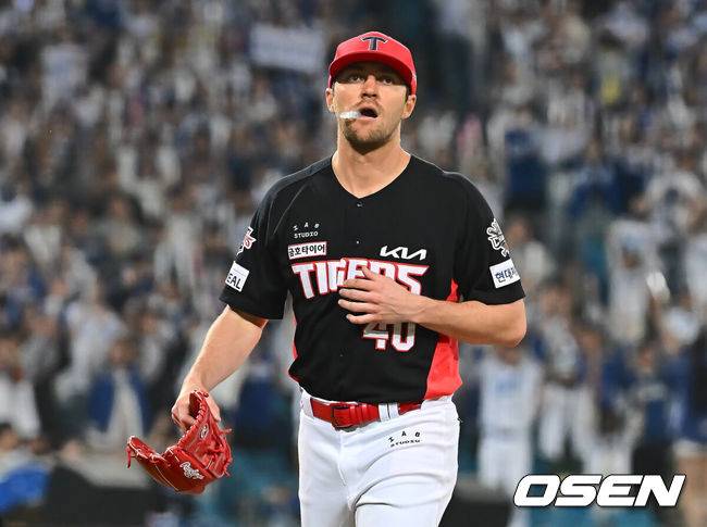 [OSEN=대구, 이석우 기자] 23일 대구삼성라이온즈파크에서 2025 신한 SOL 뱅크 KBO 리그 삼성 라이온즈와 KIA 타이거즈의 경기가 열렸다. 홈팀 삼성은 황동재가, 방문팀 KIA는 네일이 선발 출전했다. KIA 타이거즈 네일이 7회말 교체되고 있다. 2025.05.23 / foto0307@osen.co.kr