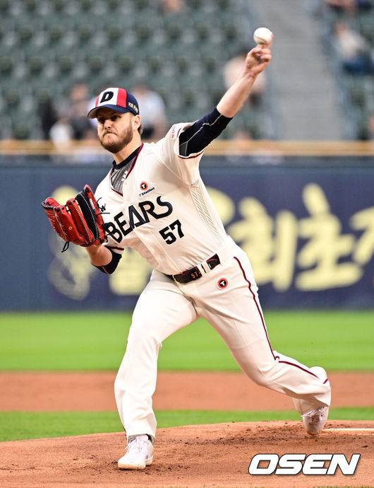 [OSEN=잠실, 지형준 기자] 23일 오후 서울 잠실구장에서 2025 신한 SOL Bank KBO리그 두산 베어스와 NC 다이노스의 경기가 열렸다.이날 두산은 콜어빈, NC는 로건 앨런을 선발로 내세웠다.1회 두산 콜어빈이 역투하고 있다. 2025.05.23 /jpnews@osen.co.kr