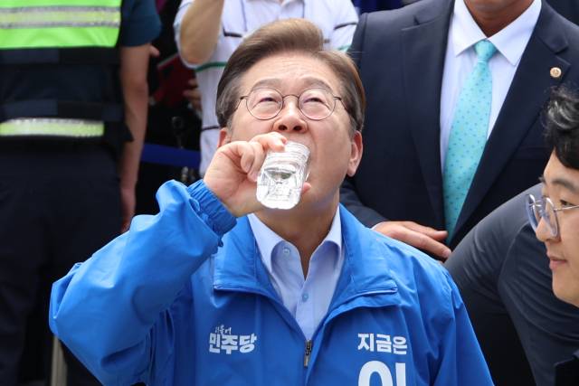 ▲더불어민주당 이재명 대선후보가 지난 21일 인천광역시 부평역 북광장에서 집중유세를 하기에 앞서 물을 마시고 있다. ⓒ연합뉴스