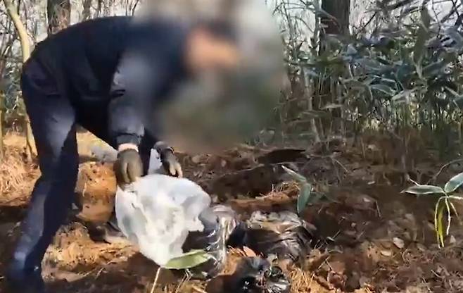 경찰이 2월26일 제주시 사찰 인근 야산에서&nbsp;유골함을 찾아 수습하고 있다. 제주동부경찰서 제공