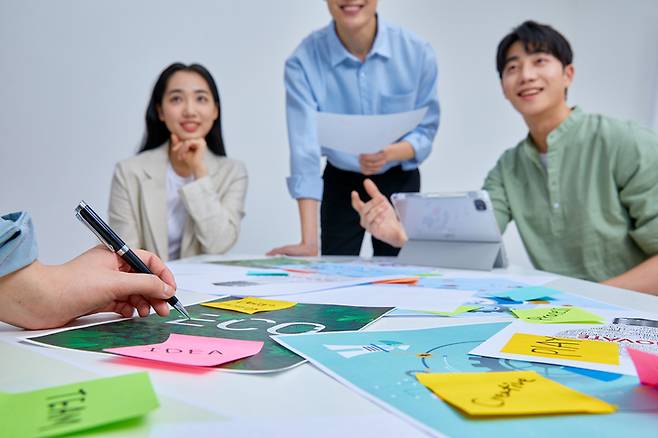 Z세대 직장인들이 아이디어 회의를 진행하고 있다. 주 4.5일제와 유연근무제 등 새로운 근무환경 변화에 관심이 높아지는 가운데, MZ세대는 창의적이고 자율적인 업무 문화를 중시하고 있다. 게티이미지뱅크