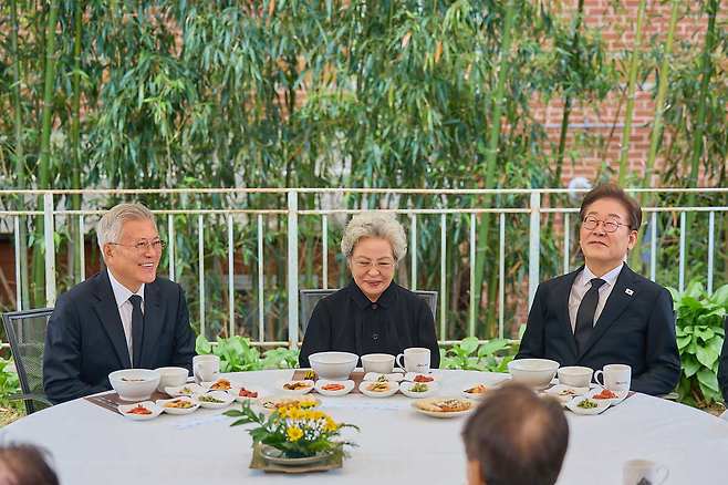 이재명 더불어민주당 대통령 후보가 고 노무현 전 대통령 서거 16주기인 23일 경남 김해시 진영읍 봉하마을 사저를 방문해 권양숙 여사, 문재인 전 대통령과 오찬을 하고 있다.&nbsp; &nbsp;더불어민주당 제공