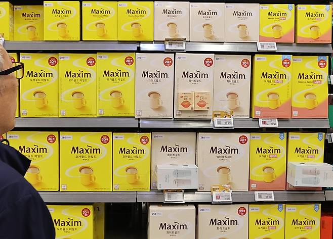 23일 서울의 한 대형마트에 진열된 동서식품의 커피 제품. 연합뉴스