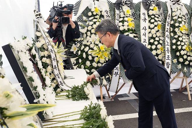 오석환&nbsp;교육부 차관이 23일 오후 제주도교육청에 마련된 숨진 중학교 교사 분향소를 찾아 헌화한 뒤 묵념하며 고인의 명복을 빌고 있다. 제주도교육청 제공