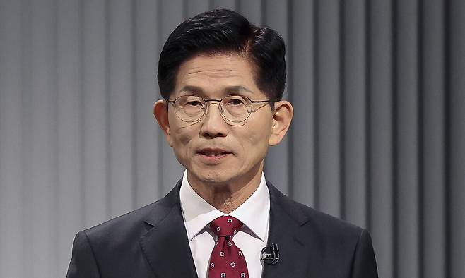 김문수 국민의힘 대통령 후보가 23일 서울 영등포구 KBS본관 스튜디오에서 중앙선거방송토론위원회 주관 제21대 대통령선거 2차 후보자 토론회 준비를 하고 있다. 국회사진기자단