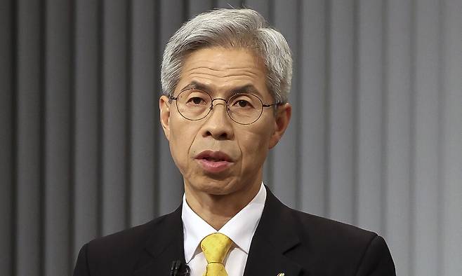 권영국 민주노동당 대선후보가 23일 서울 영등포구 KBS본관 스튜디오에서 열린 중앙선거방송토론위원회 주관 제21대 대통령선거 2차 후보자 토론회 준비를 하고 있다. 국회사진기자단