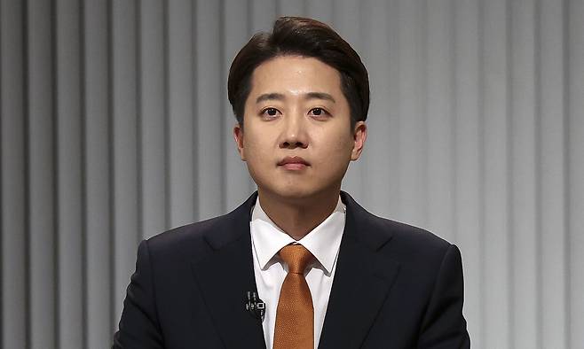 이준석 개혁신당 대선후보가 23일 서울 영등포구 KBS본관 스튜디오에서 열린 중앙선거방송토론위원회 주관 제21대 대통령선거 2차 후보자 토론회 준비를 하고 있다. 국회사진기자단