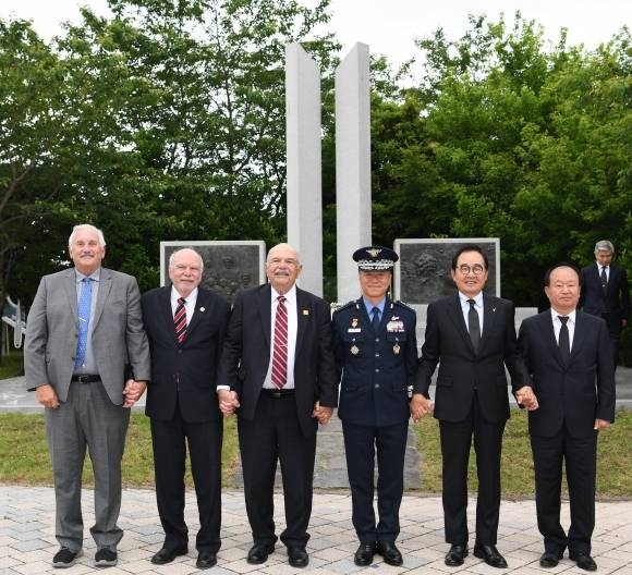 이영수 공군참모총장이 22일 제주 항공우주박물관에서 열린 딘 헤스 미 공군 대령의 10주기 추모식에 참석해 헤스 대령의 아들 등과 함께 기념사진을 찍고 있다. 왼쪽부터 로날드 헤스, 에드워드 헤스, 로랜스 헤스, 이 총장, 윤은기 공군정책발전자문위원장, 홍성표 아주대 국방디지털융합과 교수. 공군 제공