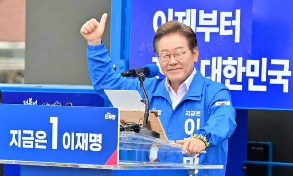 더불어민주당 이재명 대선 후보가 22일 오전 제주시 동문로터리에서 유세를 하고 있다. 연합뉴스