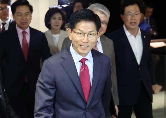 김문수 국민의힘 대선 후보가 23일 서울 중구 더플라자호텔 서울에서 열린 2025년 제3회 국가와 민족을 위한 조찬기도회에 참석하고 있다. 연합뉴스