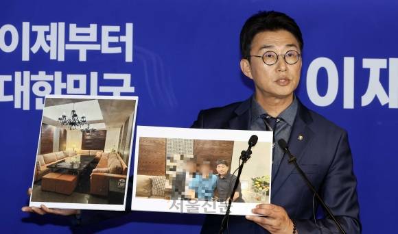 노종면 더불어민주당 의원이 19일 오후 서울 여의도 중앙당사에서 지귀연 서울중앙지법 부장판사의 ‘룸살롱 접대’ 의혹 관련 사진을 공개하고 있다.  민주당 중앙선거대책위원회 내란종식헌정수호추진본부는 이날 “지 판사가 룸살롱 접대 의혹과 관련해 룸살롱 출입 자체를 부인했다”며 “이와 관련해 사진 공개를 결정했다고 밝혔다. 12·3 내란 사건 재판장을 맡은 지 판사는 이날 윤석열 전 대통령의 내란 우두머리 혐의 네 번째 공판에서 ”(룸살롱 접대) 의혹 제기는 사실이 아니다“라고 부인한 바 있다. 2025.5.19안주영 전문기자