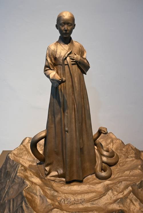 수많은 이들을 과거 급제로 이끌었다는 동강면 뱀골재 전설의 여인상.