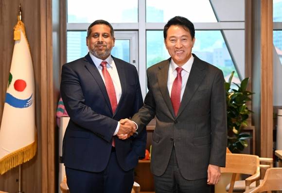 오세훈(오른쪽) 서울시장이 23일 서울시청에서 빌라스 다르 패트릭 J. 맥거번 재단 대표를 만나 악수하고 있다. 서울시 제공