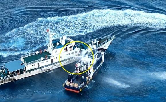 21일 샌디 케이 암초 인근 해역에서 중국 해경선(왼쪽)이 필리핀 선박에 물대포를 쏘고 있다. AP 연합뉴스