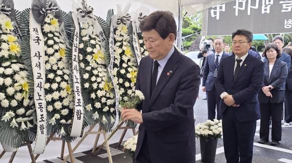 숨진 중학교 교사에 헌화하는 제주도교육감과 교육부 차관 - 김광수(왼쪽) 제주도교육감과 오석환 교육부 차관이 23일 오후 제주도교육청에 마련된 숨진 중학교 교사 분향소를 찾아 헌화하고 있다. 연합뉴스