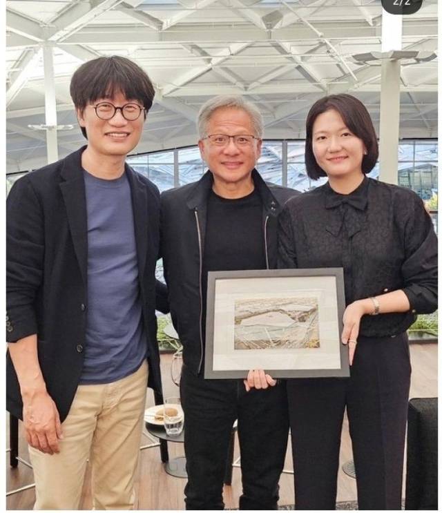 이해진(왼쪽부터) 네이버 이사회 의장과 젠슨 황 엔비디아 최고경영자(CEO), 최수연 네이버 대표가 지난해 6월 25일(현지 시간) 미국 실리콘밸리 엔비디아 본사에서 만나 기념촬영을 하고 있다. 네이버 인스타그램 캡처