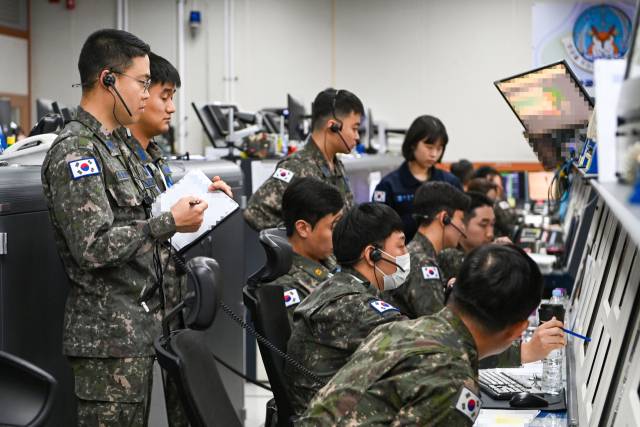 대한민국 공군 중앙방공통제소(MCRC) 무기운영팀이 항적분리 임무를 수행하고 있다. 사진 제공=공군