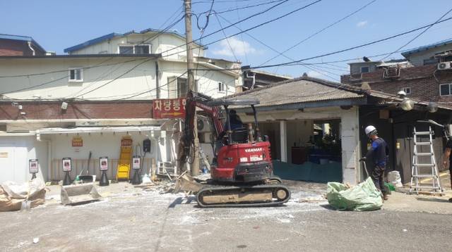 파주시가 22일 용주골 내 불법 건축물 행정대집행을 하고 있다. 사진 제공=파주시