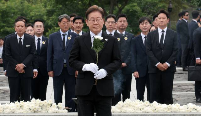 노무현 전 대통령 묘역으로 향하는 이재명 후보 (김해=연합뉴스) 김인철 기자 = 더불어민주당 이재명 대선 후보가 23일 경남 김해시 진영읍 봉하마을을 방문해 노무현 전 대통령 묘역에 참배 및 헌화하기 위해 이동하고 있다. 2025.5.23 yatoya@yna.co.kr(끝)<저작권자(c) 연합뉴스, 무단 전재-재배포, AI 학습 및 활용 금지>