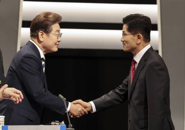 23일 서울 영등포구 여의도 KBS 스튜디오에서 열린 중앙선거방송토론위원회 주관 제21대 대통령선거 후보자 토론회에 앞서 더불어민주당 이재명(왼쪽) 대선 후보와 국민의힘 김문수 대선후보가 인사를 나누고 있다. 국회사진기자단