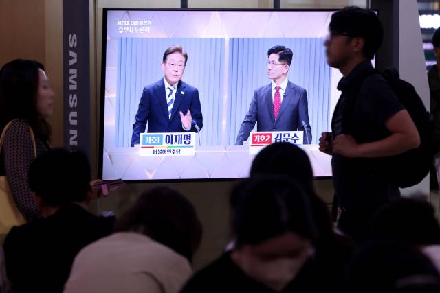 23일 서울역 대합실에서 제21대 대통령선거 2차 후보자 토론회가 생중계되고 있다. 연합뉴스