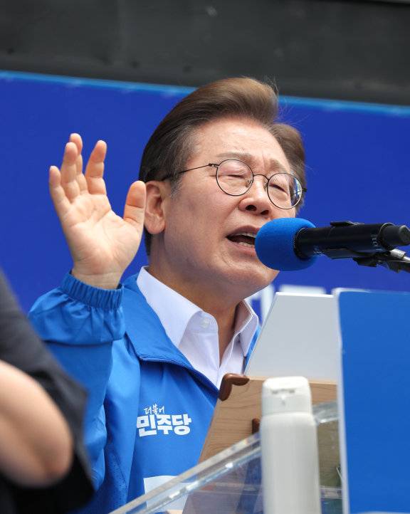 이재명 더불어민주당 대선 후보가 5월 22일 제주시 일도일동 동문 로터리에서 연설하고 있다. 뉴시스