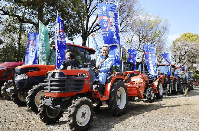 3월30일 일본 도쿄에서 집회에 참가한 농민들이 트랙터를 몰고 시위를 벌이고 있다. ⓒKyodo News