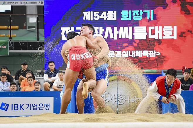 문경실냋[육관에서 열린 2024년 전국장사씨름대회&nbsp; 경기 모습ⓒ문경시
