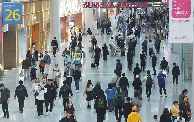 1분기 국내 거주자의 카드 해외 사용 금액이 지난해 1분기 대비 3.1% 증가했다. 사진은 인천국제공항 제1여객터미널 면세구역이 여행객들로 붐비는 모습 ⓒ연합뉴스