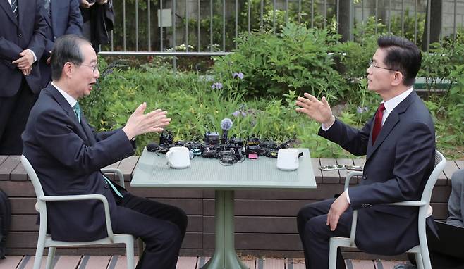 김문수 국민의힘 대선 후보(오른쪽)와 한덕수 전 국무총리가 5월8일 서울 국회 사랑재에서 보수후보 단일화를 위한 회동을 하고 있다. ⓒ시사저널 박은숙