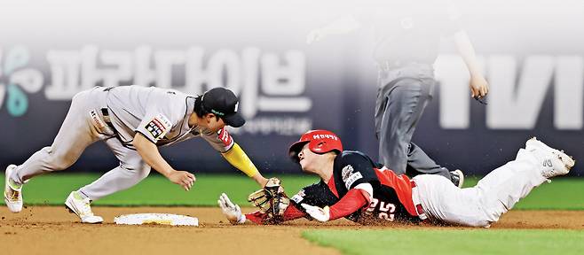 KIA 이우성(오른쪽)이 21일 수원 KT전 9회 마지막 공격에서 2루 도루를 시도하다 아웃되고 있다. KIA 타이거즈 제공